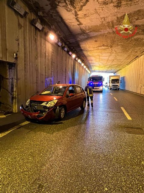 Auto Contro Un Tir E Poi Contro Il Muro Della Galleria Prima Monza