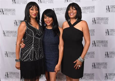 Hot Sexy Joni Sledge Bikini Pics