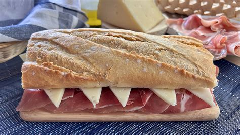 Como preparar un tradicional bocadillo de jamón y queso