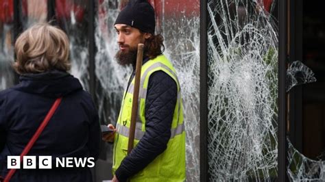 Yellow Vest Protests Macron Hosts Crisis Meeting BBC News