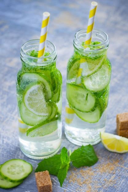 Limonada De Lima Y Pepino Con Menta Y Panela Foto Premium