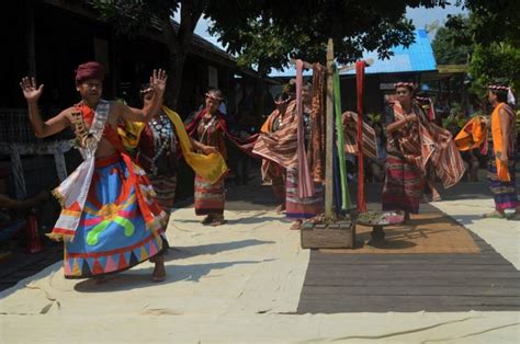 Dayak Tour & Mahakam River Cruise – Borneo Tour Guide