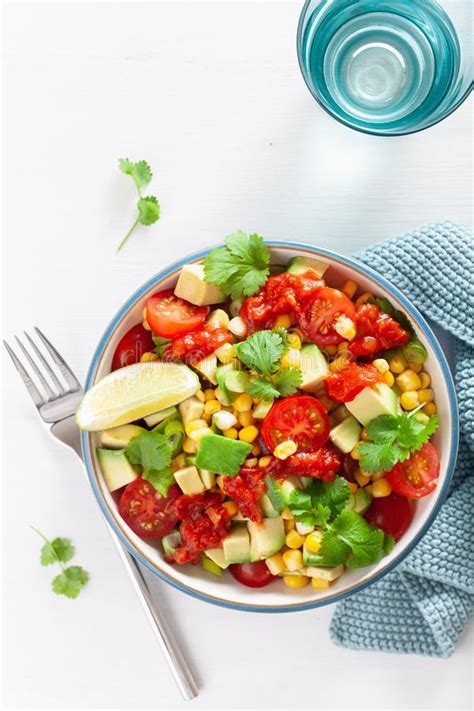 Salada Saud Vel Do Tomate Do Sweetcorn Do Abacate Do Vegetariano Imagem