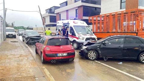 Kocaeli de kafa kafaya çarpışan otomobillerde 4 kişi yaralandı Son Dakika