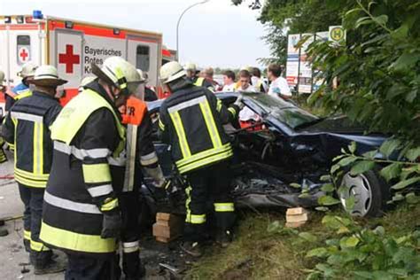 Taufkirchen Auto Rammt Rettungswagen Vier Verletzte