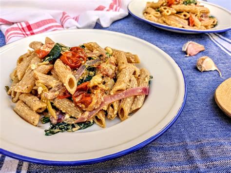 Pasta con queso feta y tomates cherry al horno la receta más viral de