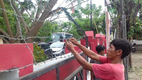 Pagar Kantor Kpu Jeneponto Dipasangi Kawat Berduri Ada Apa Tribun