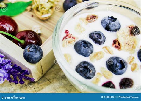 Gezond Ontbijt Met Verse Yoghurt Granola En Muesli Met Kers En Bessen