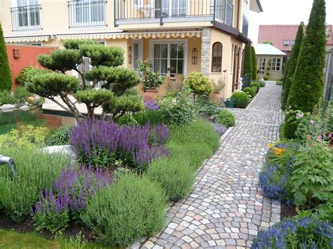 Mediterraner Garten mit Toskana Pflanzen in Stockdorf bei München