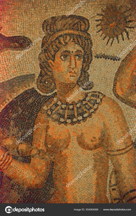 Une Ancienne Mosaïque Romaine D une Femme Nue Portant Rien D autre