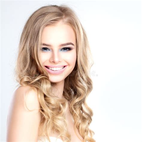 Jeune Mannequin De Sourire De Fille Avec Les Cheveux Blonds Photo Stock