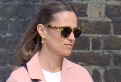 Pippa Middleton Surprins Ntr Un Costum De Baie Minuscul La De