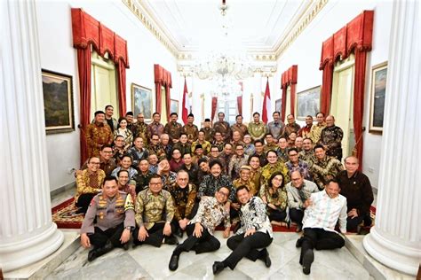 Penuh Haru Foto Foto Jokowi Pamit Ke Prabowo Dan Menteri Kabinet