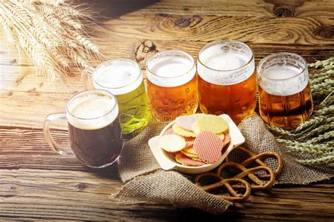 Bierglas En Oud Wijnbier Vat Met Tarwe Op Een Houten Tafel In Een