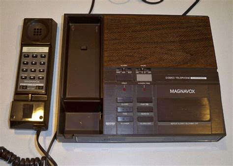 Vintage Magnavox D3950 Telephone Clock Radio Circa 1980s