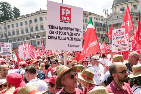 La Sanit Sia Pubblica Cgil E Associazioni Riempiono La Piazza Il