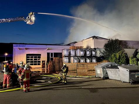 Riesige Rauchwolke nach Großbrand in Lauffen Feuer in Lagerhalle von