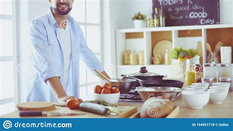 Sirva La Preparaci N De La Comida Deliciosa Y Sana En La Cocina Casera