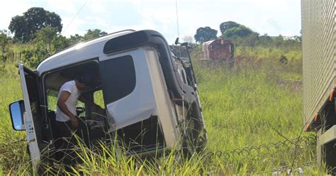 G1 Caminhoneiro Fica Ferido Ao Bater Em Locomotiva Em Campo Grande