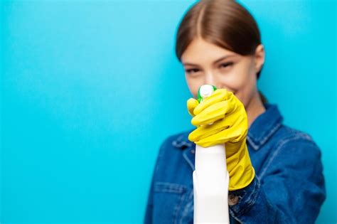 Trabajador De La Empresa De Limpieza En Overoles Guantes Amarillos Y