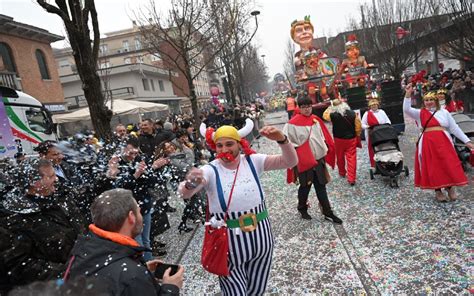 Carnevale di Venezia martedì grasso con i carri e 700 figuranti a