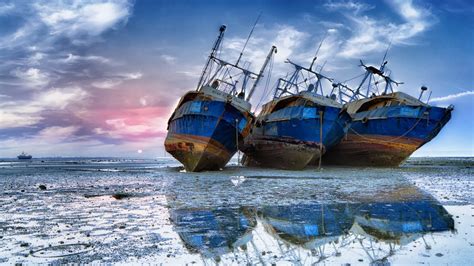 3 Abandoned Ships HD Wallpaper - WallpaperFX