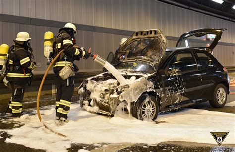 M Nchen Auto Ger T Im Trappentreutunnel In Brand Fahrer Behindert