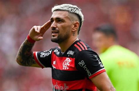 Arrascaeta passa por cirurgia e Flamengo atualiza situação do meia