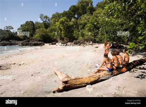 Costa Rica Quepos Manuel Antonio Playa Gemelas Gente En La Playa