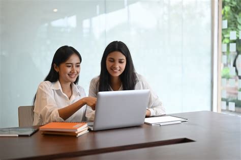 Mujeres Empresarias Trabajando Juntos En La Computadora Port Til En La