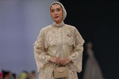 Tips Padu Padan Koleksi Baju Lebaran Lama Ala Desainer Ayu Dyah Andari