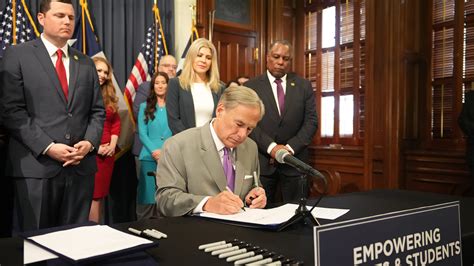 Abbott Signs Bill Prohibiting Sexually Explicit Material In Schools