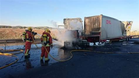 Un Accidente Entre Dos Camiones Obliga A Cortar La A 3 En Riba Roja