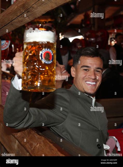 Philippe Coutinho Fc Bayern M Nchen Mit Einem Bier Fu Ball Fc Bayern