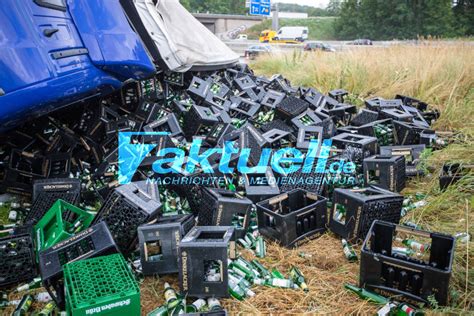 Leergut Lkw Kippt Auf A Um Ausfahrt Zur B F R Mehrere Stunden