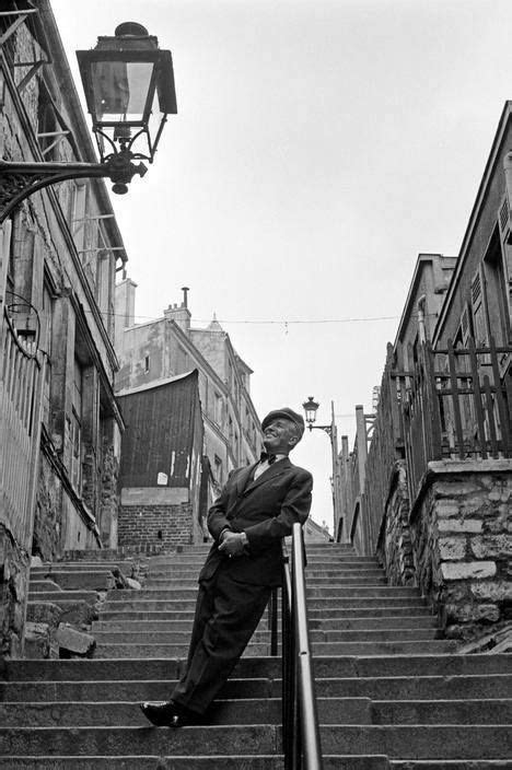 Maurice Chevalier Dans Les Escaliers Du Passage Julien Lacroix En 1954