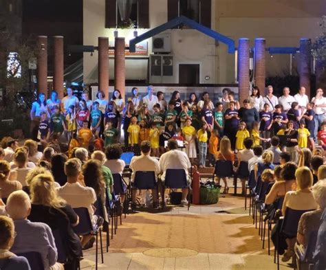 Risuonano Le Musiche Natalizie Con Il Concerto Del Coro In Canto