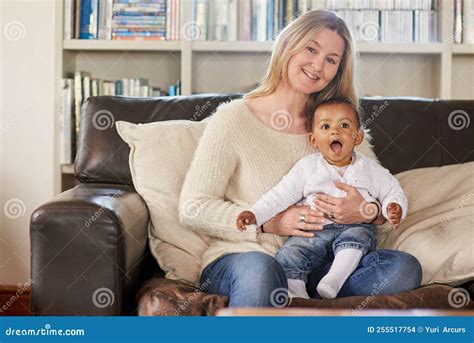 Realmente Es Un Tesoro Para Madres Retrato Recortado De Una Madre Y Su