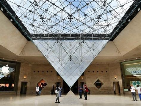 Louvre Pyramid: Who Designed the Glass Louvre Pyramid? Architect ...