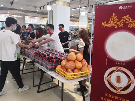 学校餐厅中秋节为留校师生送月饼传递祝福