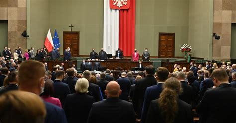 najnowszy sondaż Tracą najwięksi Konfederacja goni Hołownię