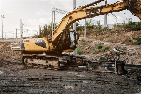 Undercarriage Excavator Stock Photos, Images and Backgrounds for Free ...