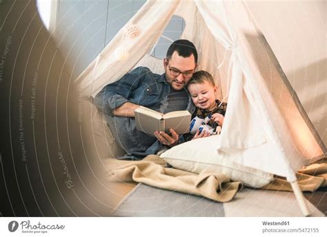 Vater Und Sohn Lesen Gemeinsam Ein Buch Im Zelt Zu Hause Ein