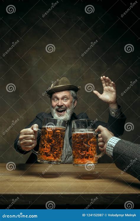 Cerveja Bebendo De Sorriso Do Homem Farpado No Bar Imagem De Stock