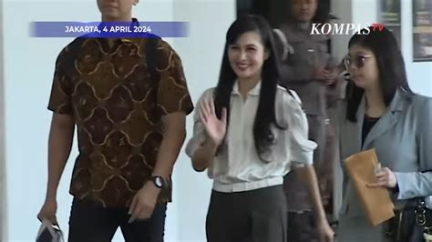 Lempar Senyuman Sambil Melambaikan Tangan Ke Awak Media Sandra Dewi