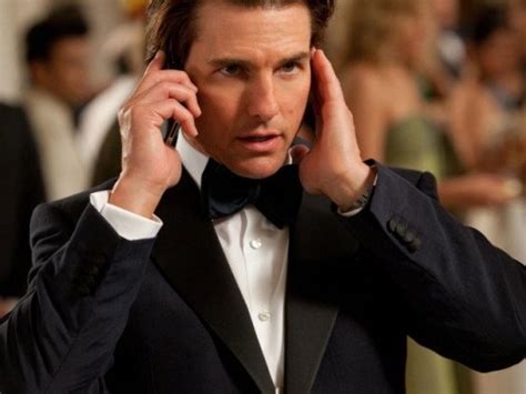 Tom Cruise Si Coordina Telefonicamente Con La Sua Squadra In Una Scena