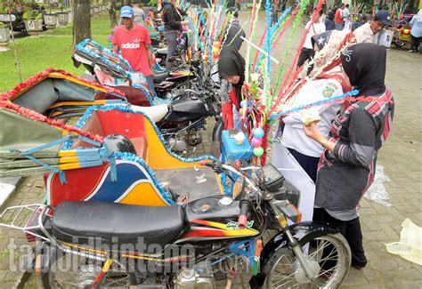 Puluhan Becak Motor Siap Dipakai Kirab Ngunduh Mantu Kahiyang Bobby