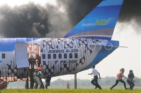 Simulasi Kecelakaan Pesawat Antara Foto