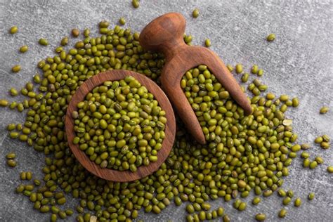 Feij O Verde Seco Na Tigela De Madeira E Colher Feij O Mung Verde Cru