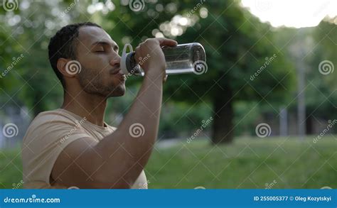 Vista Lateral Del Hombre Afroamericano Es Beber Agua De La Botella